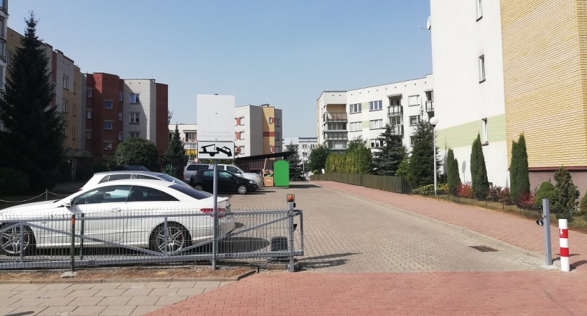 Poszukiwany sprawca uszkodzenia bramy przy Wołyńskiej. Uderzył i odjechał