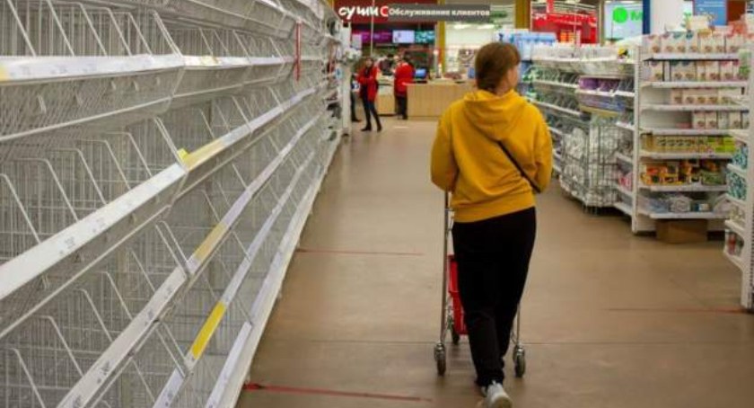Wojna na Ukrainie daje się Rosji we znaki coraz bardziej. Rosjanie tracą miejsca pracy, a rosyjskie magazyny broni amunicję