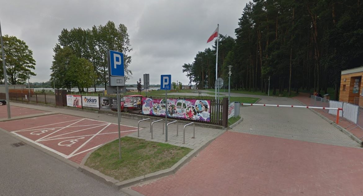 Niepełnosprawni na plaży Dojlidy muszą płacić za parkowanie. Miasto Białystok nie potrafi rozwiązać problemu, które samo stworzyło