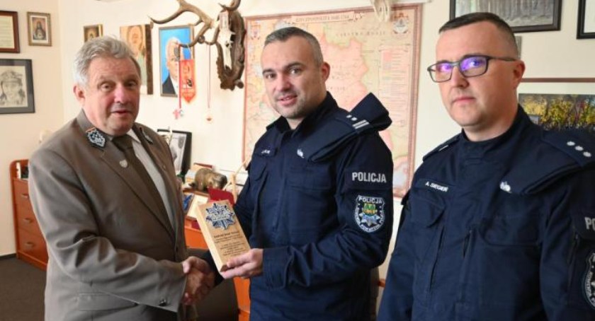 Komendant Policji w Hajnówce podziękował dyrektorowi Lasów Państwowych w Białymstoku