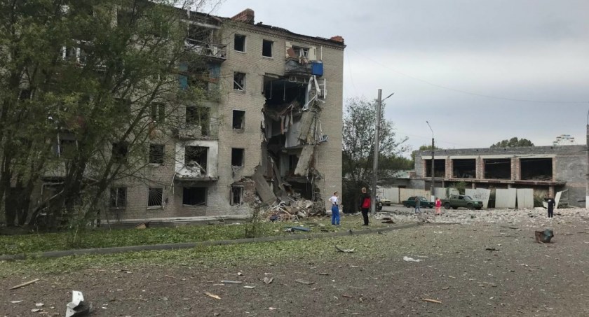 Rosyjscy najeźdźcy niszczą infrastrukturę przed ucieczką ale zostawiają wojskom ukraińskim dużo sprzętu bojowego