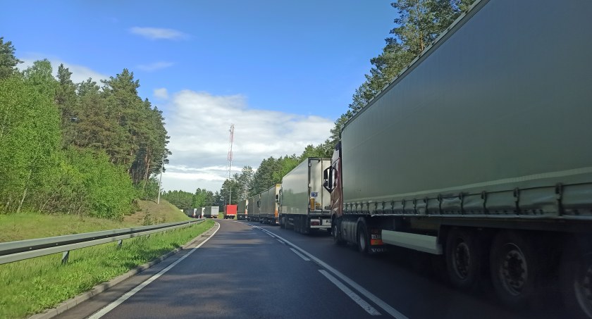 Do przejścia granicznego w Bobrownikach znów ustawiają się duże kolejki TIR-ów