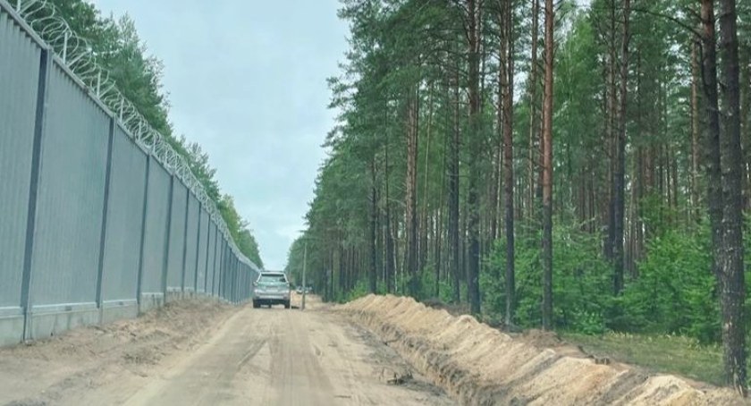 Wspinali się na barierę, ale po przybyciu polskich mundurowych zrezygnowali