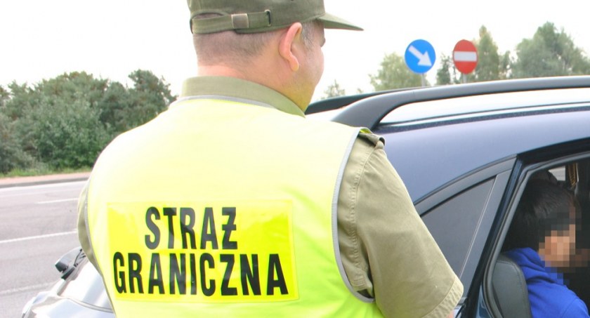 Obywatel Uzbekistanu przewożący nielegalnych migrantów usłyszał trzy zarzuty prokuratorskie