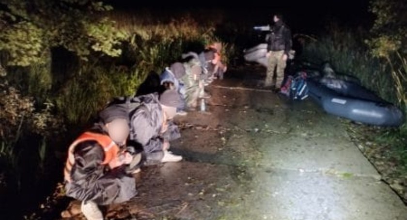 Na pontonach przez graniczne jezioro z Białorusi do Polski [WIDEO]