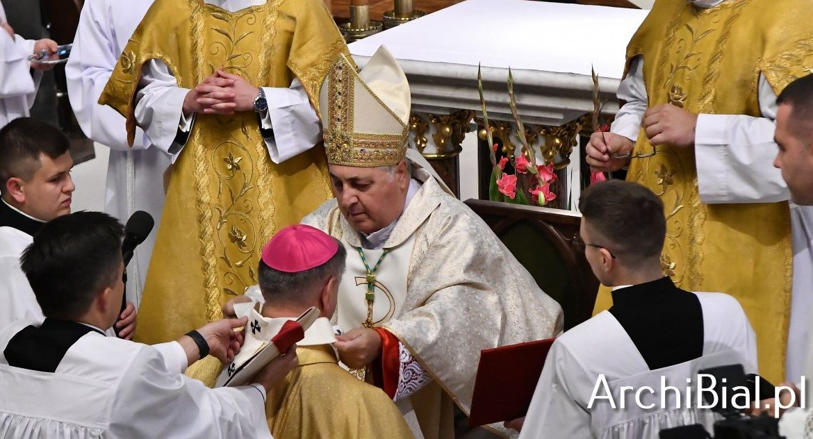 Nuncjusz apostolski nałożył paliusz na ramiona abp. Józefa Guzdka