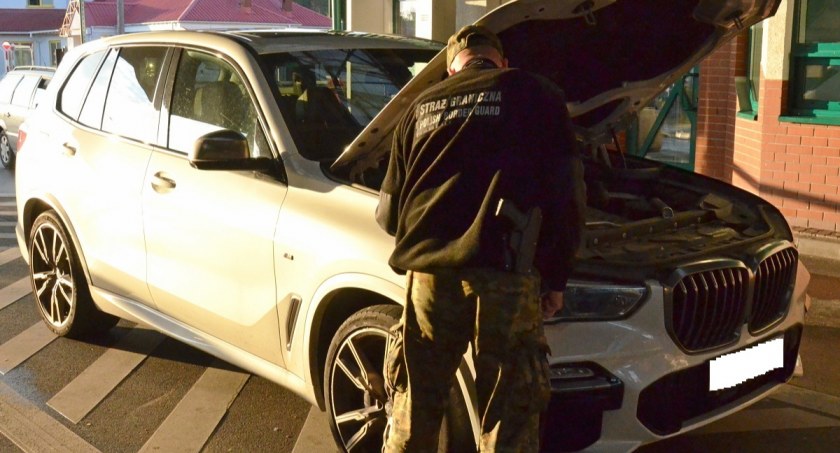 Białorusin miał podrobione dokumenty, auto było kradzione