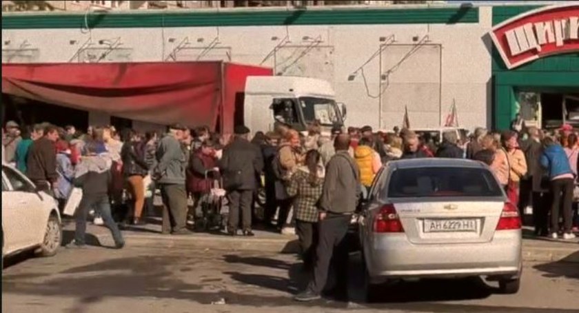 Mieszkańcy Mariupola godzinami czekają w kolejkach po jedzenie