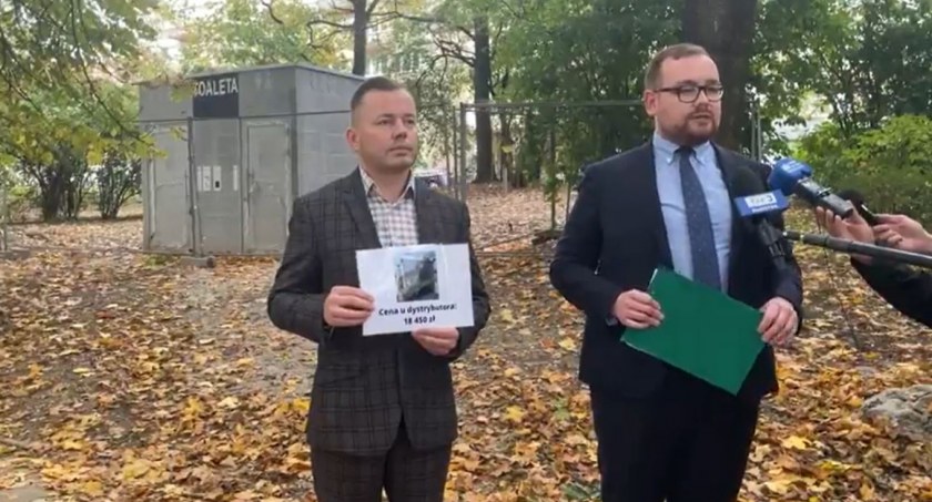 Wicemarszałek i radny o nowym szalecie: To jawna kompromitacja władz miasta