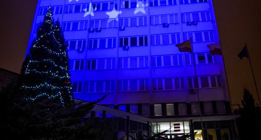 Prezydent miał pieniądze na podświetlanie budynków z różnych okazji. Na grafikę w obronie życia pieniędzy mu zabrakło