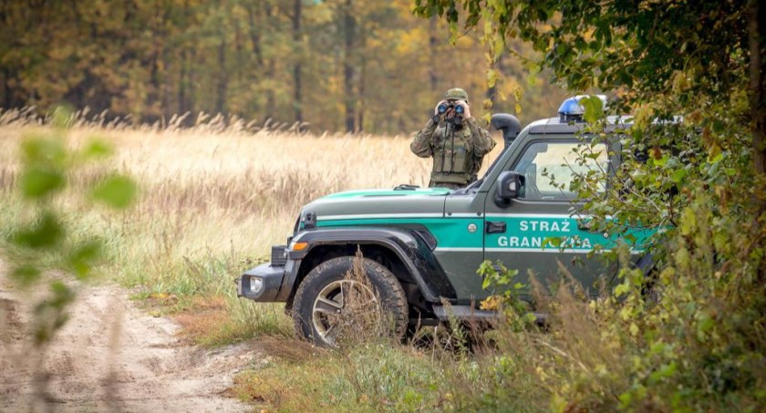 Migranci kopią tunele pod barierą na granicy. Na widok polskich patroli wracają do lasu