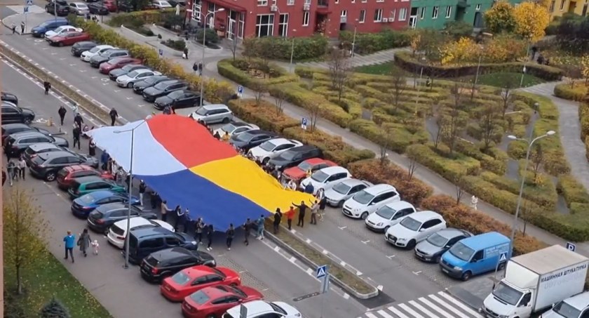 Ukraińcy doceniają polską pomoc. Przez Kijów przemaszerowali ludzie z gigantyczną flagą Polski i Ukrainy