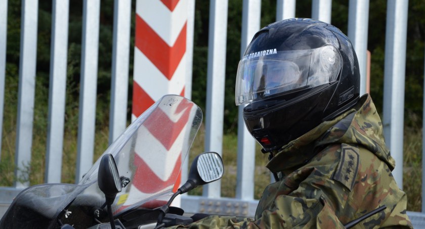 Nie przez mur tylko przez rzekę z Białorusi do Polski. Dużo pracy w weekend mieli strażnicy graniczni