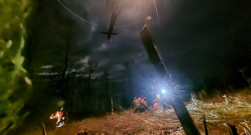Trudna akcja ratunkowa na bagnach. Wojskowy śmigłowiec zabrał na pokład nielegalnych migrantów i polskich ratowników. Zobacz nagranie wideo