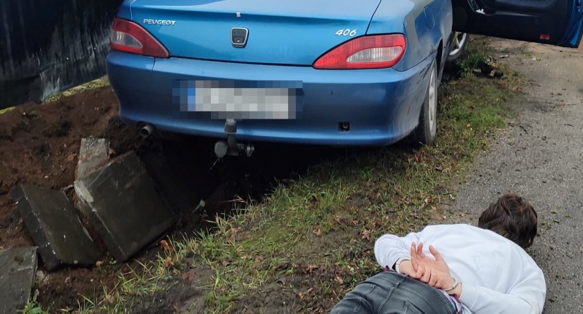 Z nielegalnymi migrantami w aucie uciekał przed polskimi służbami. Zatrzymał się dopiero na ogrodzeniu posesji w gminie Michałowo. Zobacz nagranie