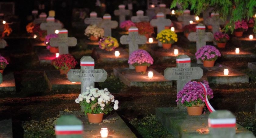 Światło Pamięci Niezwyciężonym. Znicze zapłoną na cmentarzu wojskowym