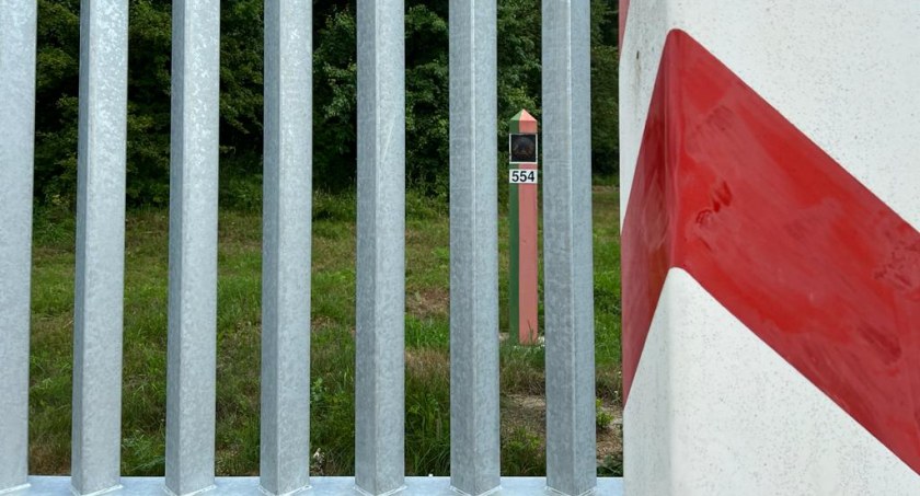Zapora na granicy z Białorusią skutecznie powstrzymuje nielegalnych migrantów przed wdarciem się do Polski