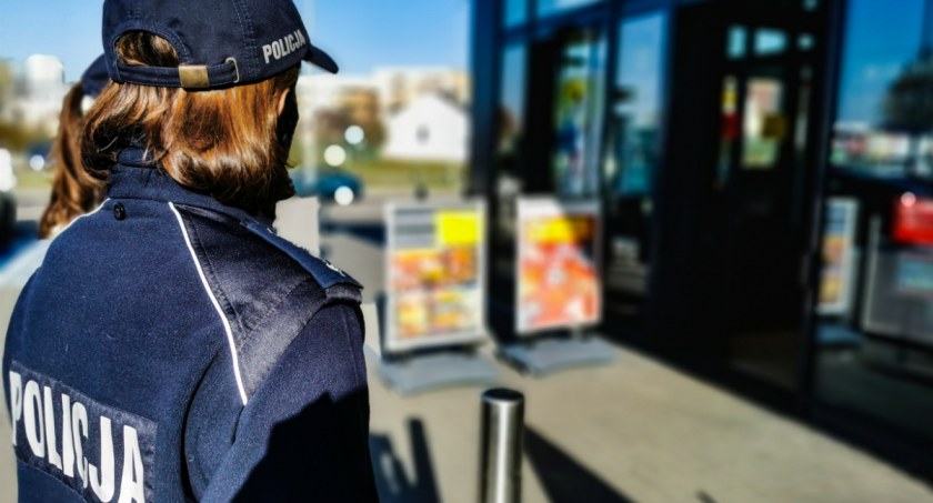 Napad stulecia to to nie był. Mężczyzna odpowie za kradzież rozbójniczą. Ukradł 3 batoniki