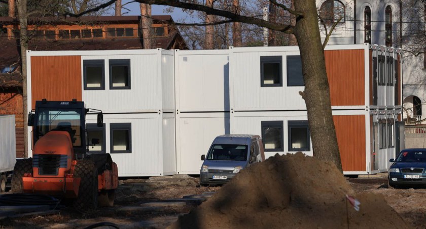 Miasteczko modułowe powstaje w wyzwolonym kilka miesięcy temu Irpieniu