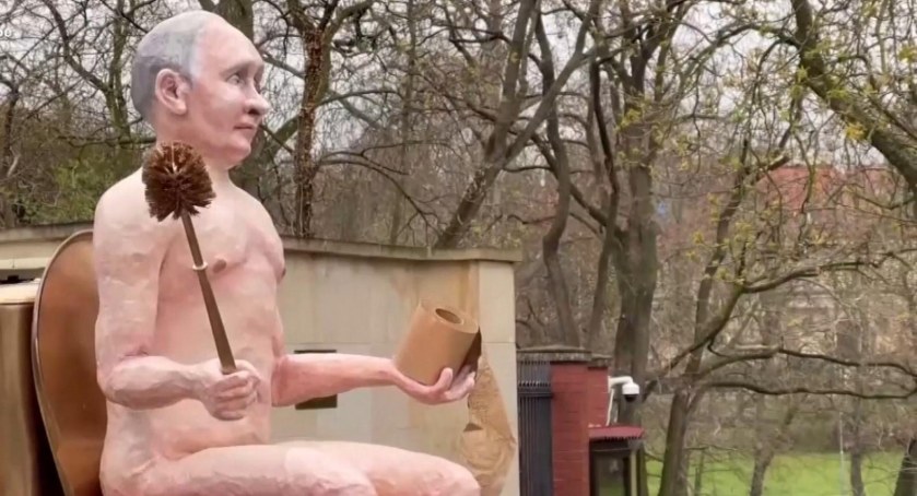 Czeska grupa Kaputin sprzedaje rzeźbę Putina „na tronie”. Pieniądze zostaną przeznaczone na zakup drona dla Ukrainy