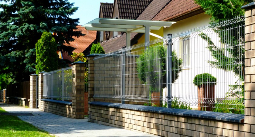 Bezpieczna posesja, czyli jakie ogrodzenie wybrać?