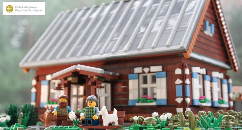 Białostoczanin z około 3 tys. części stworzył podlaską chatę z klocków LEGO
