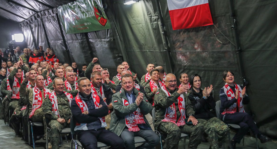 Prezydent Duda i wicepremier Błaszczak oglądali mecz razem z żołnierzami i funkcjonariuszami w Nowej Łuce na Podlasiu