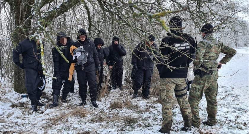 Z Białorusi próbowało się przedostać do Polski 87 cudzoziemców. Przeszli między innymi po zamarzniętej rzece