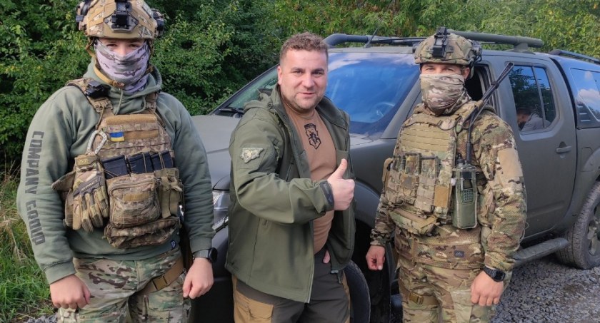 Polak sam dostarcza na front terenówki dla żołnierzy ukraińskich