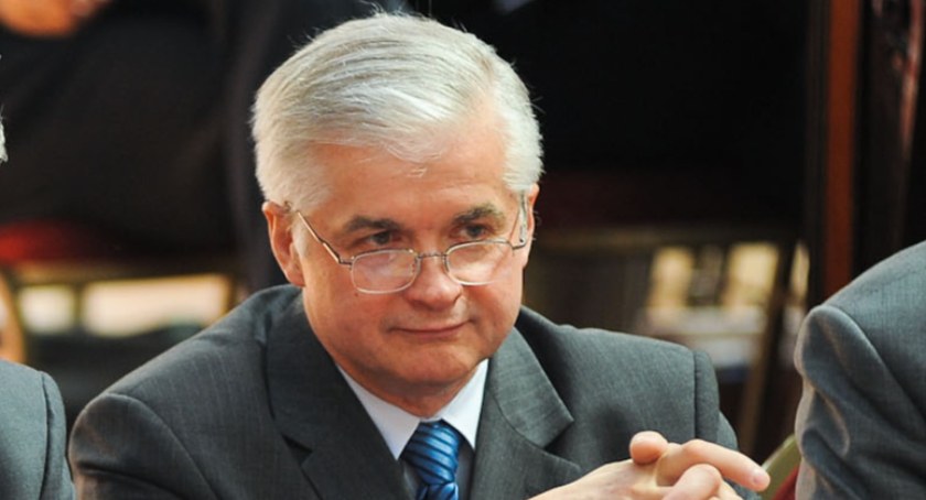 Brukselscy urzędnicy od miesięcy nie są w stanie przesłać potwierdzenia uchylenia immunitetu Włodzimierzowi Cimoszewiczowi