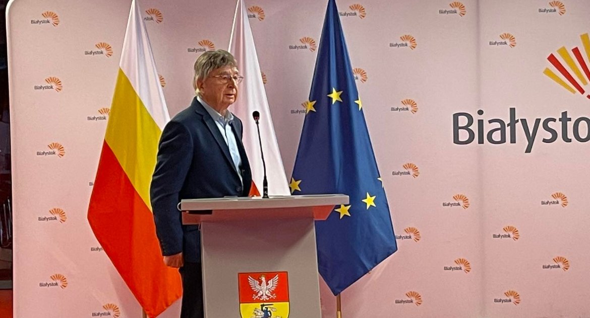 Mieszkaniec pochwalił prezydenta. Kiedy zaczął chwalić marszałka, nagle mikrofon przestał działać