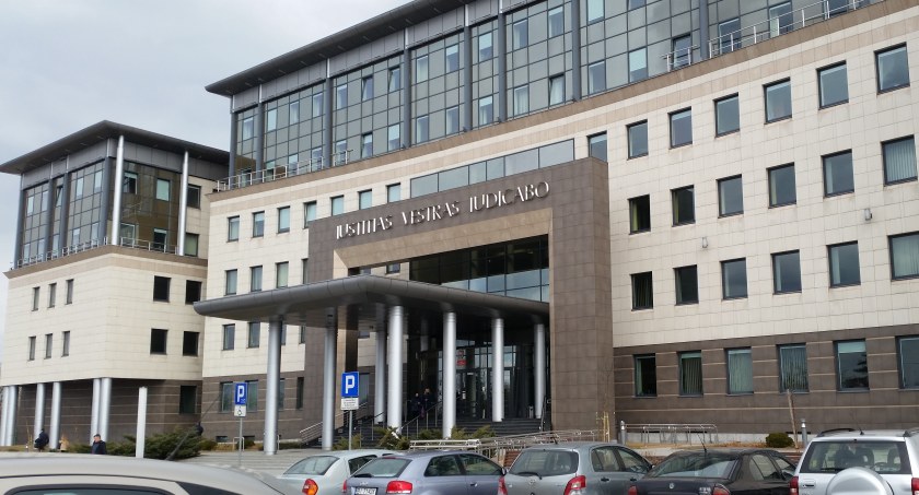 Wyjmowanie jedzenia ze śmietnika to kradzież, czy nie? Jeden sąd powie tak. Drugi sąd powie nie