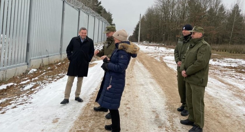 Teren przy granicy z Białorusią odwiedzili ambasadorowie Danii i Finlandii. „Odwiedziło” go także 25 nielegalnych migrantów