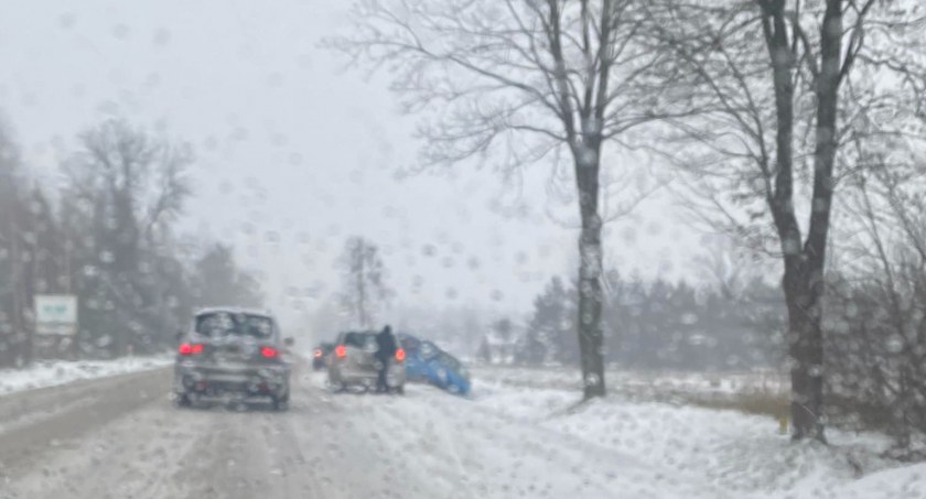 Bardzo trudne warunki drogowe w całym regionie. Ciężarówki nie mogą wjechać pod górę. Auta osobowe w rowach
