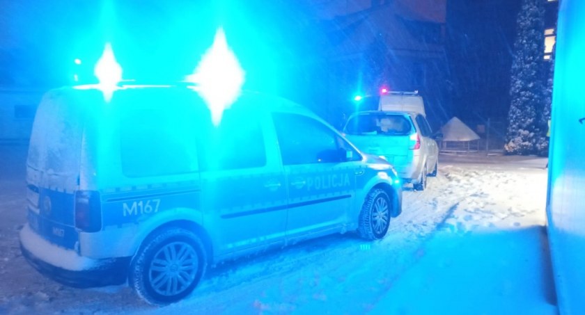 Przez korki na nieodśnieżonych ulicach do szpitala rodzącą kobietę musieli eskortować policjanci