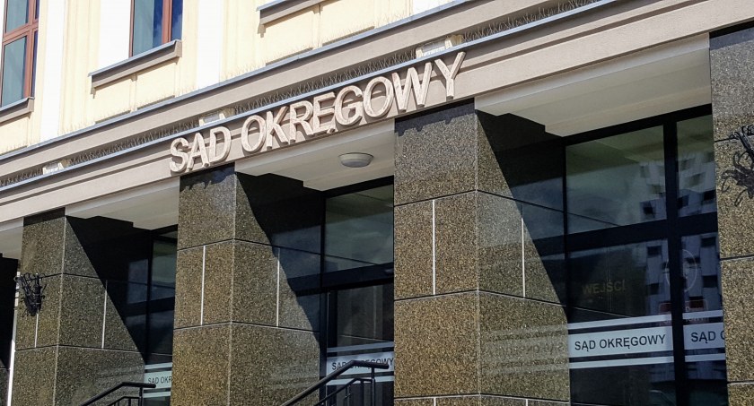 Oskarżony o zabicie pielęgniarki w 2001 roku nie przyznaje się do winy. Nie składa też wyjaśnień przed sądem