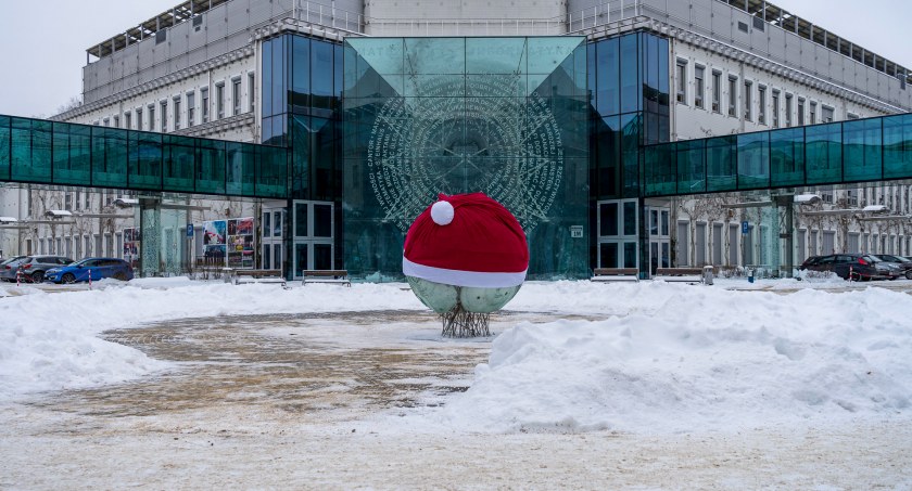 Szklana kula otrzymała ogromną świąteczną czapkę