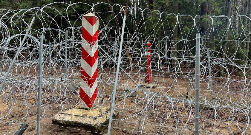 Najpierw radośnie zniszczyli ogrodzenie na granicy polsko – białoruskiej. Teraz milczą jak zaklęci