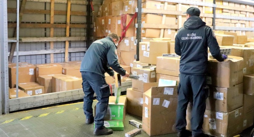 Towary z Chin, a wśród nich kontrabanda. Znaleziono tysiące paczek papierosów