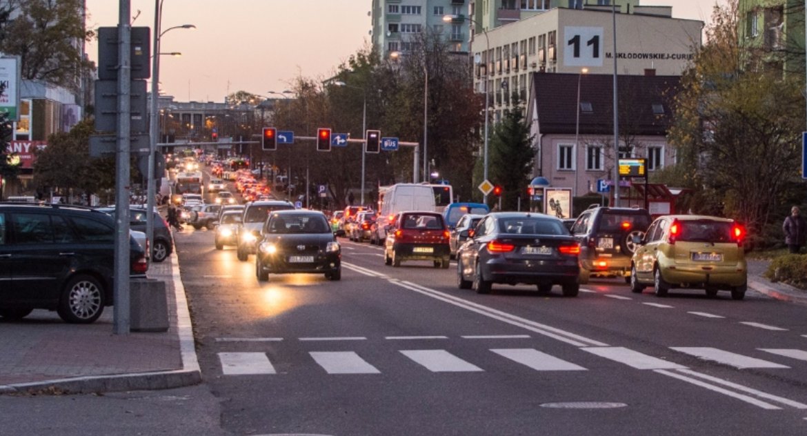 W Białymstoku jest coraz więcej porzuconych samochodów. Nie wszystkie można usunąć od razu