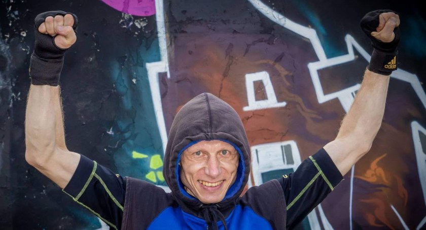 W pomaganiu nie ustaje, wygrał co było do wygrania