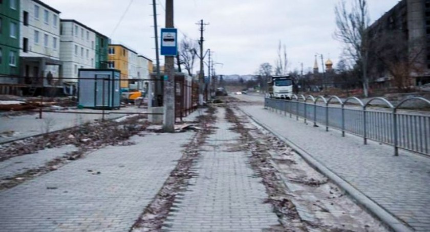 Od kilku dni Rosjanie rozbierają tory tramwajowe w Mariupolu