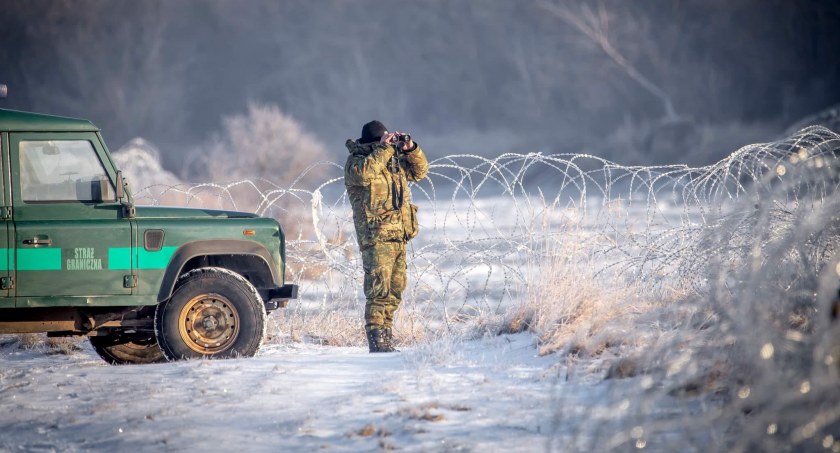 Pod granicą w ręce funkcjonariuszy wpadli kolejni przemytnicy ludzi. Przedostać do Polski nie udało się 29 cudzoziemcom