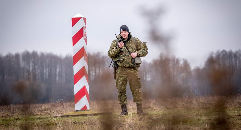Służby białoruskie znów to zrobiły. Mundurowi przywieźli cudzoziemców pod polską granicę i pokazywali kiedy i jak ją przekroczyć