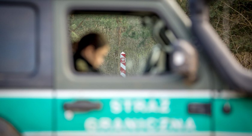 Migranci kilka razy przepływali pontonem przez rzekę graniczną. Tyle że wszystko rejestrowały kamery