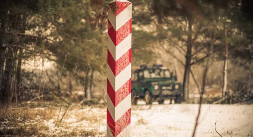 Dochodowy interes: przeprowadzają przez granicę, przekazują kurierom i wracają na Białoruś