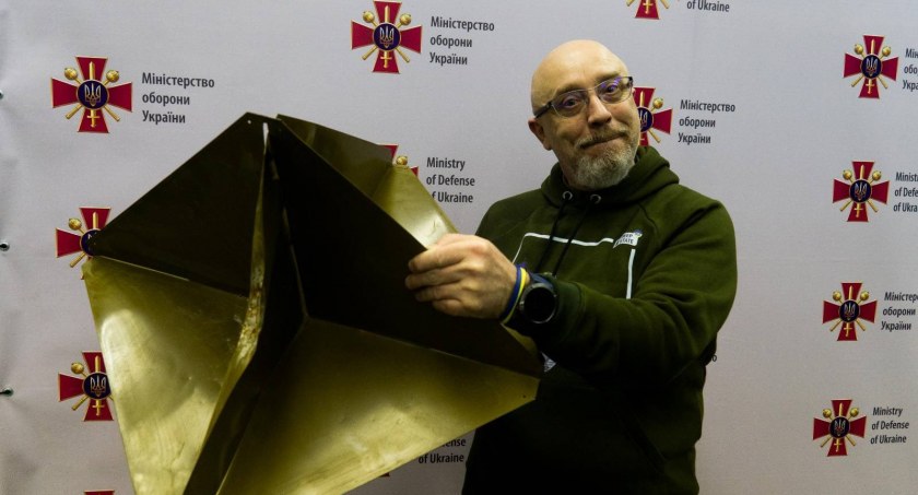 Rosyjscy okupanci próbują się bronić przed HIMARS-ami wojskowymi reflektorami