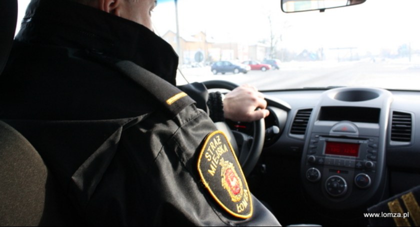 Strażnicy miejscy z Łomży sprawdzają czym mieszkańcy palą w piecach