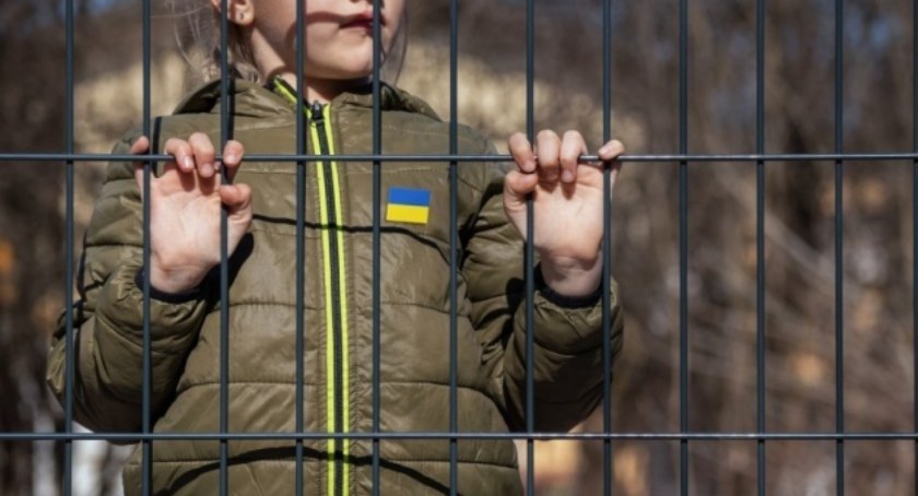 Co najmniej 6 tysięcy ukraińskich dzieci Rosjanie wywieźli do Rosji i zamknęli w obozach. Tam przechodzą przymusową reedukację