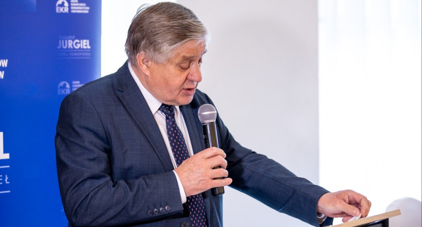 Zdaniem europosła Krzysztofa Jurgiela odbudowa zasobów przyrodniczych w UE nie powinna być realizowana poza traktatowo